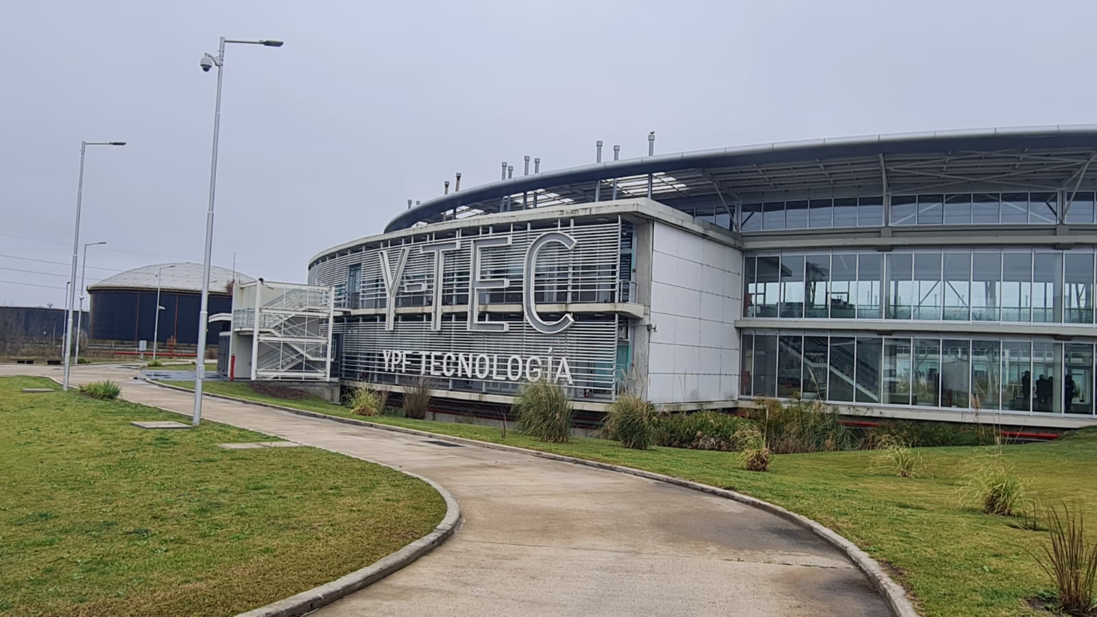 Alberto Fernández visita la planta de baterías de litio e Y-TEC