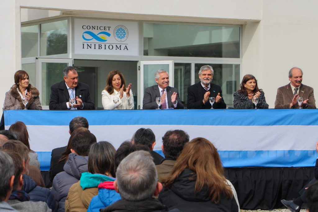Durante la inauguración del nuevo edificio del INIBIOMA (CONICET-UNCo), el presidente de la Nación aseguró que impulsará a Bariloche como capital nacional de la ciencia y la tecnología.