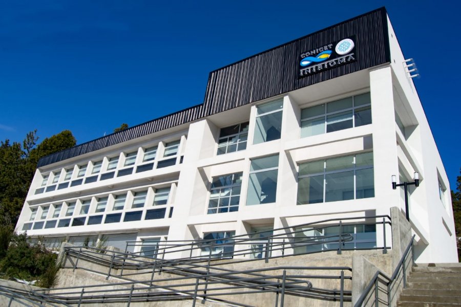 Durante la inauguración del nuevo edificio del INIBIOMA (CONICET-UNCo), el presidente de la Nación aseguró que impulsará a Bariloche como capital nacional de la ciencia y la tecnología.