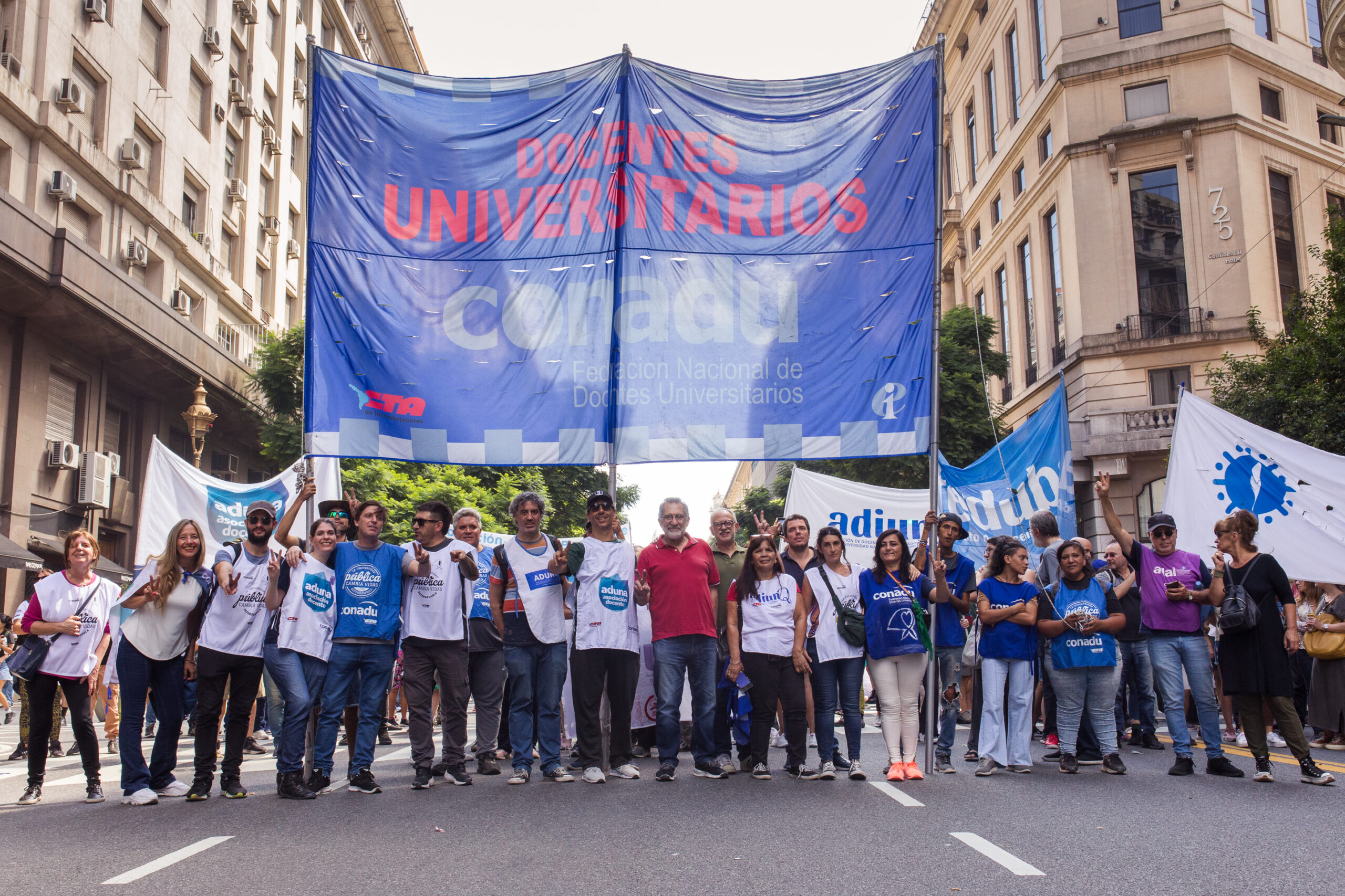 Docentes universitarios de todo el país van al paro por salarios ...