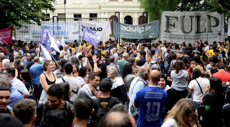 Los docentes universitarios preparan movilizaciones para reclamar por paritarias.